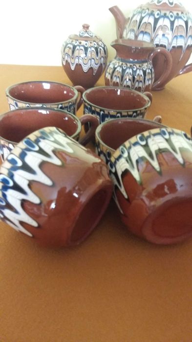 Zestaw ceramiczny bułgarski. Filiżanki, mlecznik, cukiernica, dzbanek.