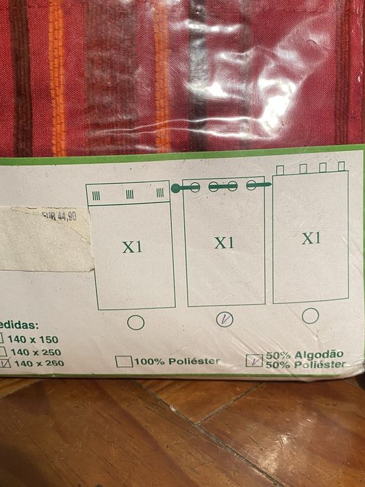 2 cortinados vermelhos