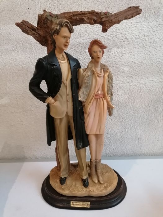 Estatueta em marfinite, casal de noivos