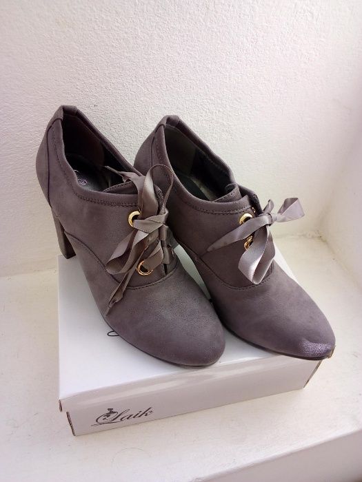 Botins cinzentos com atacadores em cetim - Tamanho 41 - Novos!