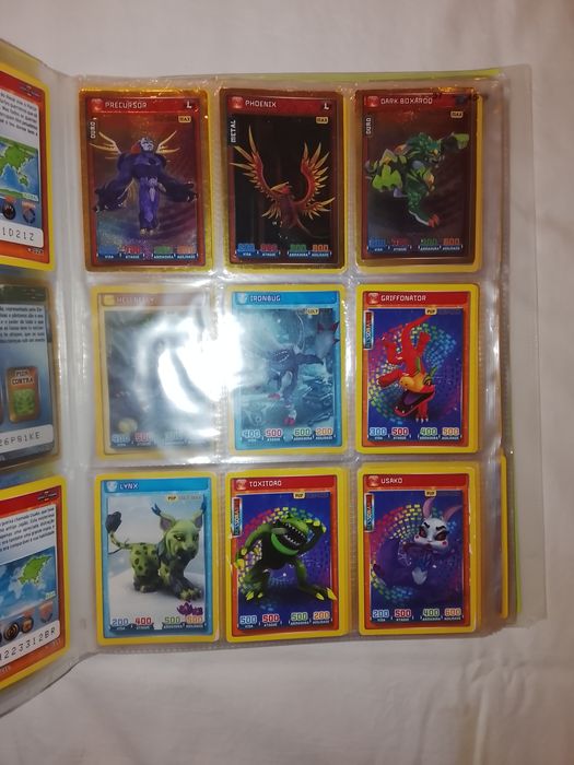 Pack Invizimals, caderneta mais bonecos !!