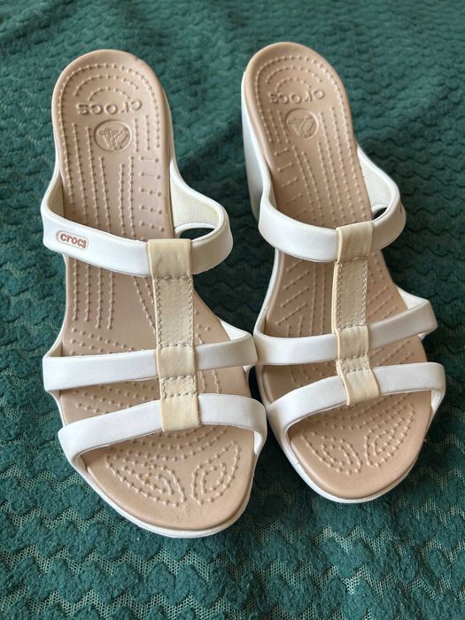 Sandałki na obcasie Crocs model Cyprus III Sandal w 38/39
