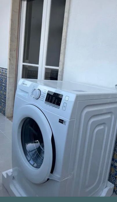 Quarto amplo e luminoso com varanda zona central Benfica