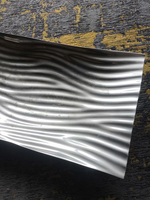 Fruteira / Travessa em estanho com design ondulado