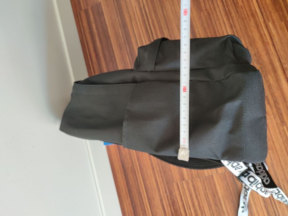 Niepowtarzalny plecak Adidas Adicolor z haftowanymi taśmami z logo.