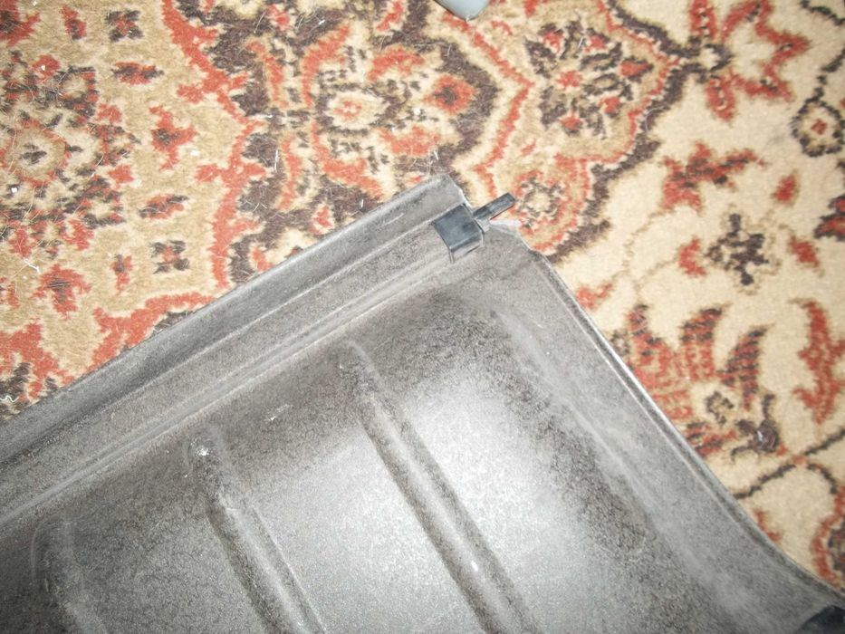 задняя шторка багажника целая