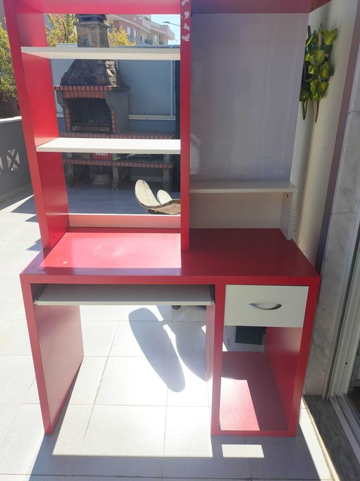 Secretária com estante