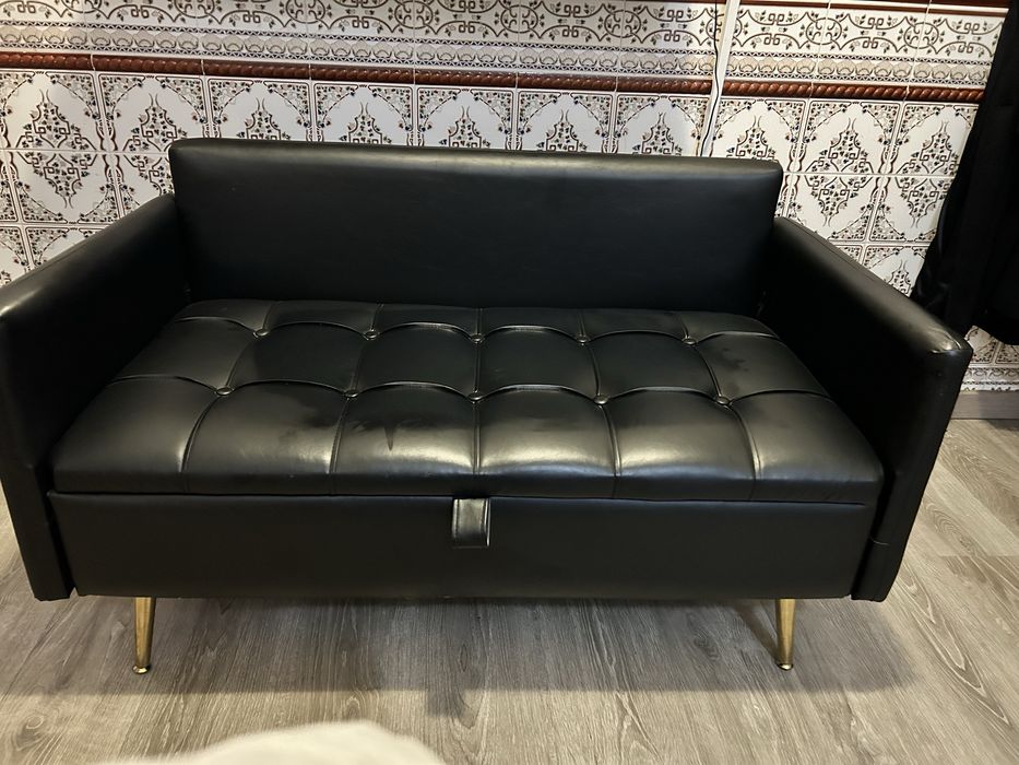 Sofá de 2 lugares preto com arrumação
