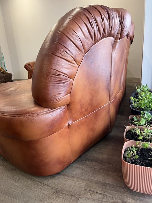 Кутовий шкіряний диван.