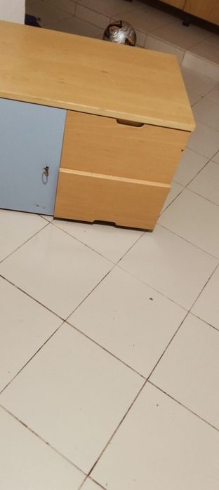 Cómoda pequena/mesa de cabeceira grande