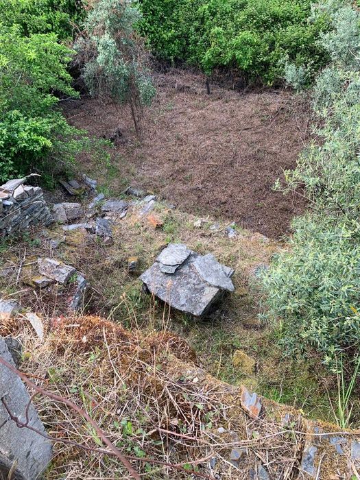 Terreno com palheiro em Ruinas