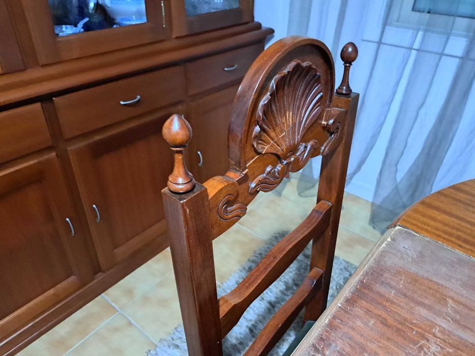 Mesa de jantar em Mogno