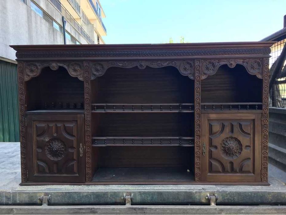 Móvel antigo castanho