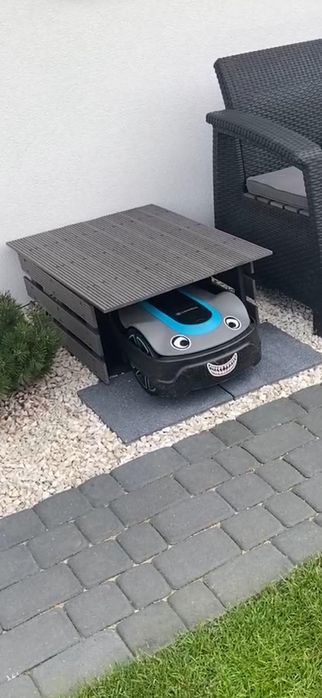 Garaż robota koszącego