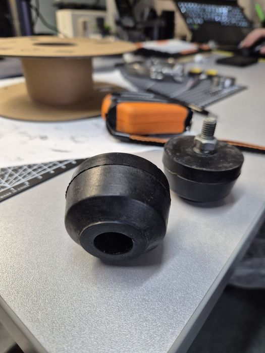 Отбойник рессоры (между листами дволистовой рессоры) VW Caddy III 04-