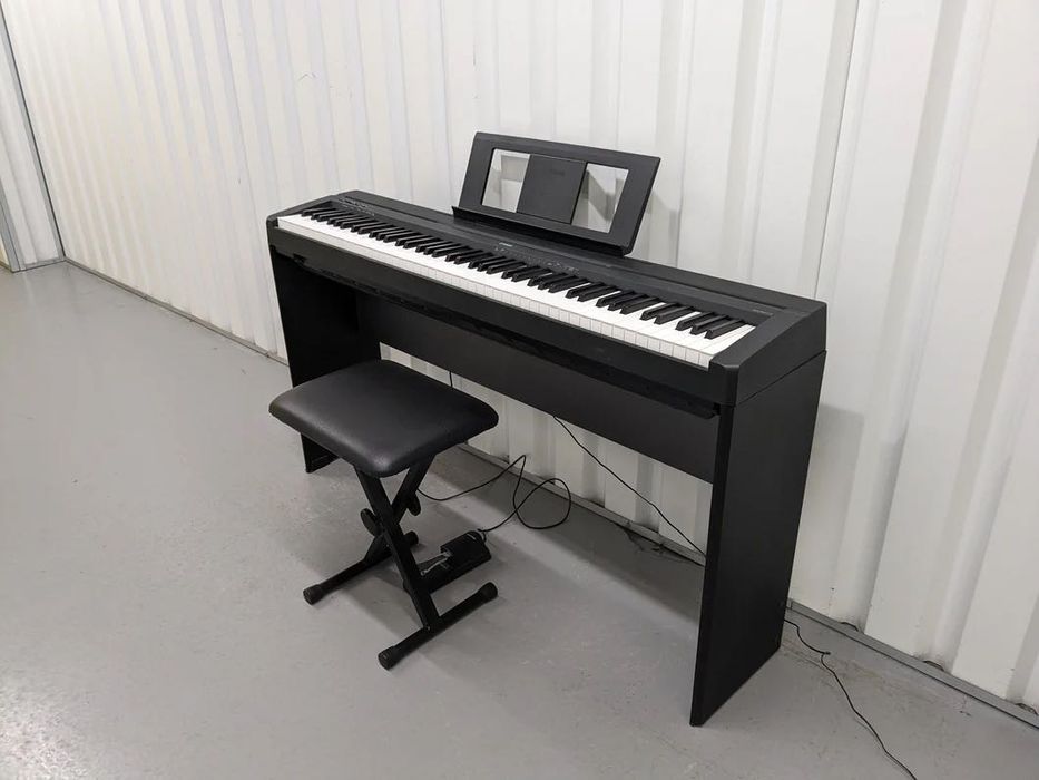 Piano Digital YAMAHA P-45 com mesa de suporte