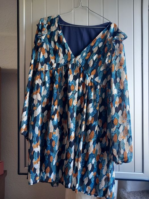 Varios vestidos como novos