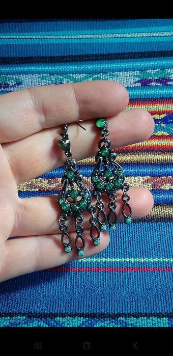 Kolczyki z zielonymi kryształkami