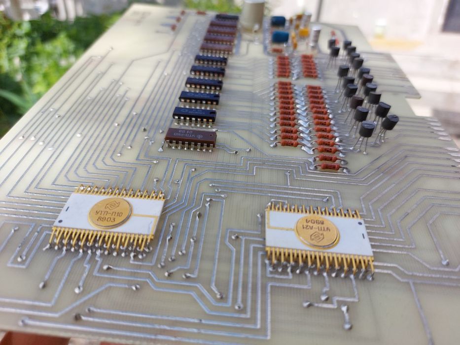 Купую Радіодеталі . Компьютерні плати . Позалочені часи та інше .