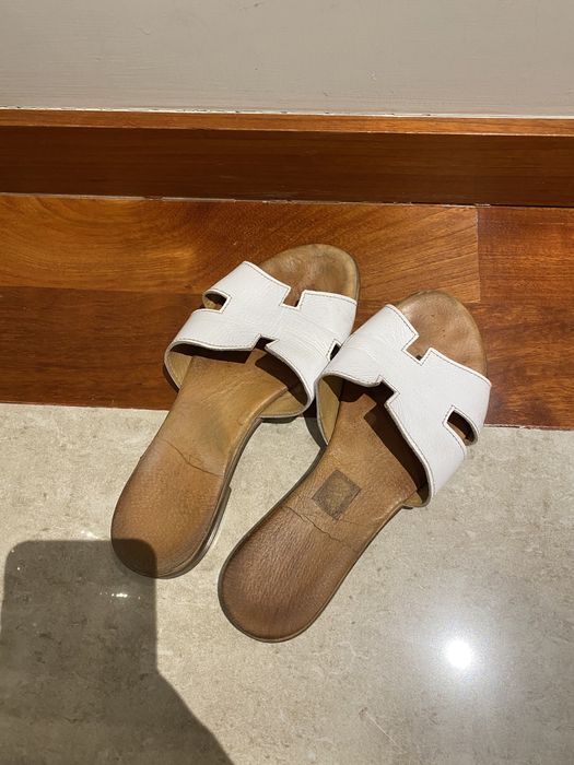 Chinelas brancas novas