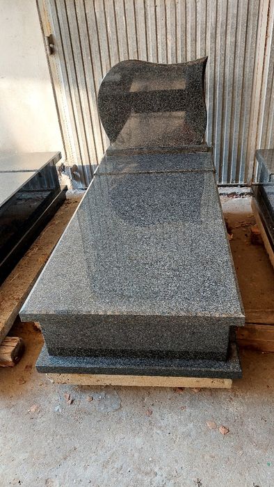 Nagrobek granitowy
