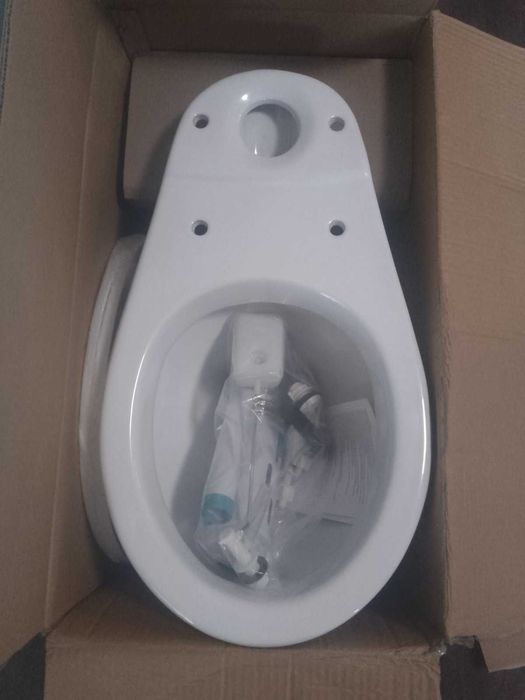 Новый унитаз в заводской упаковке