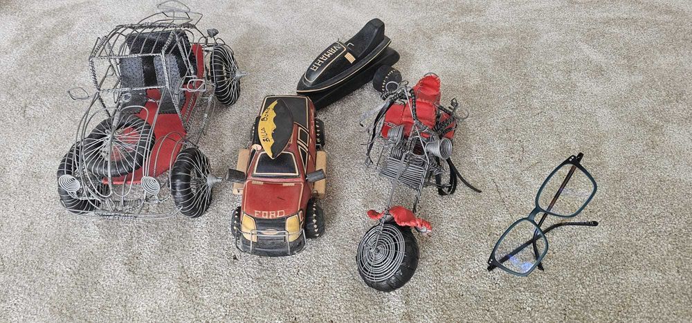 Peças de artesanato em arame, couro e madeira