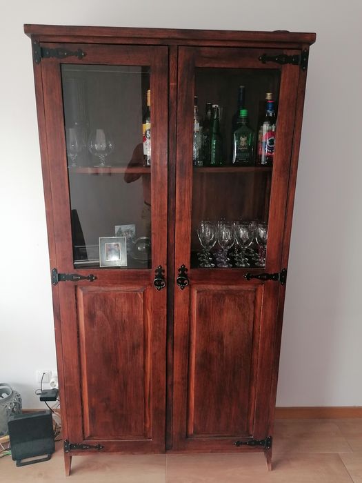 Cristaleira em madeira.