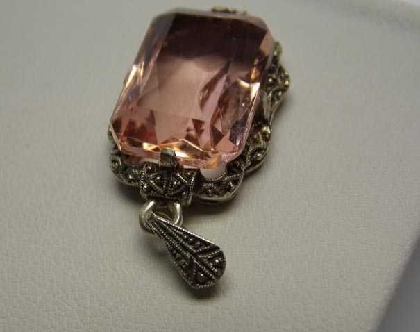 Przedwojenna zawieszka łososiowo różowy kamień.