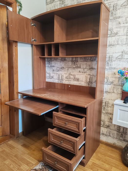 Комп'ютерний стіл зі стільницею