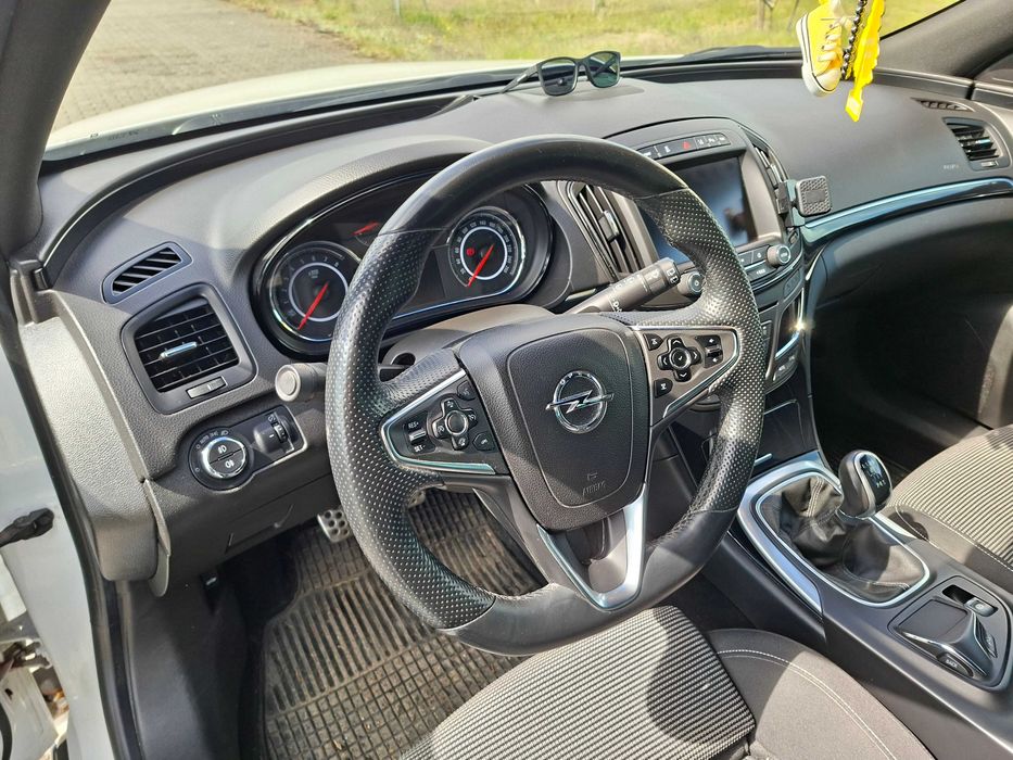 samochód osobowy opel insignia country tourer