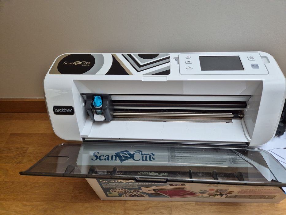 Plotter tnący Brother ScanNCut CM260 – bardzo dobry stan + GRATISY