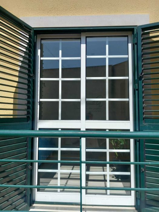 Conjunto de janelas e portadas para moradia