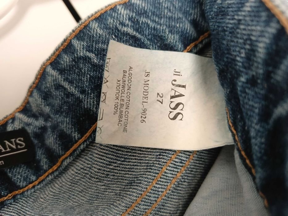 Рвана джинсова спідниця