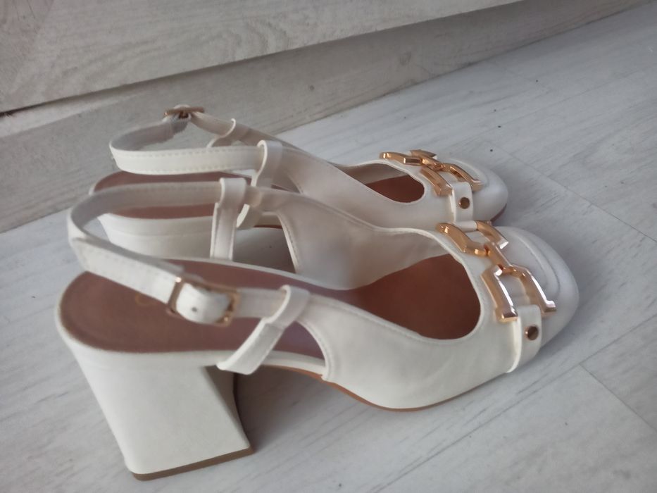 Piękne buciki czółenka odkryta pięta zdobienia