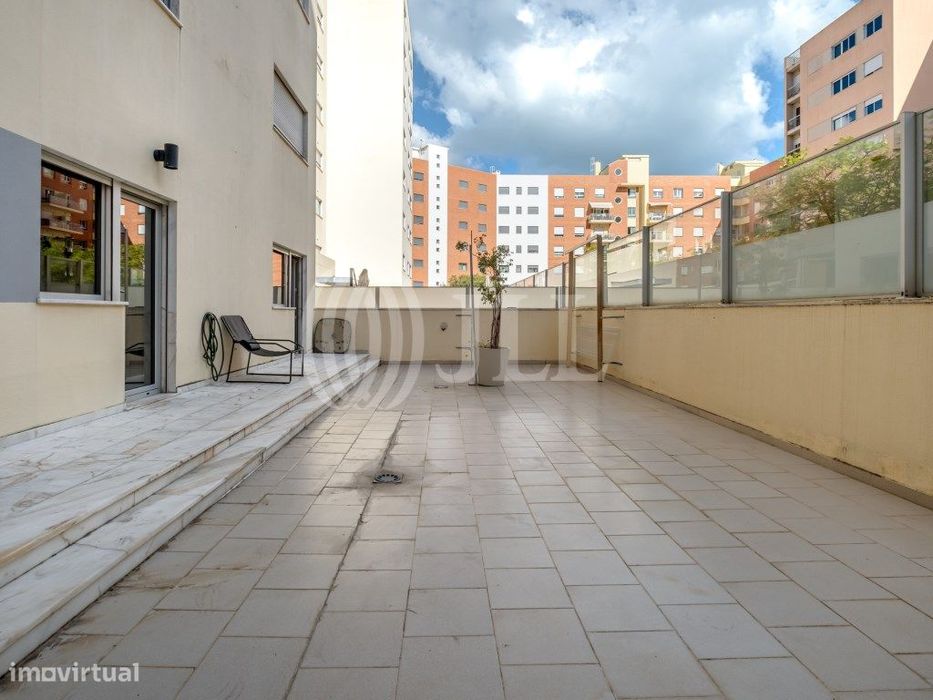 Apartamento T4, com terraço e estacionamento, em Lisboa