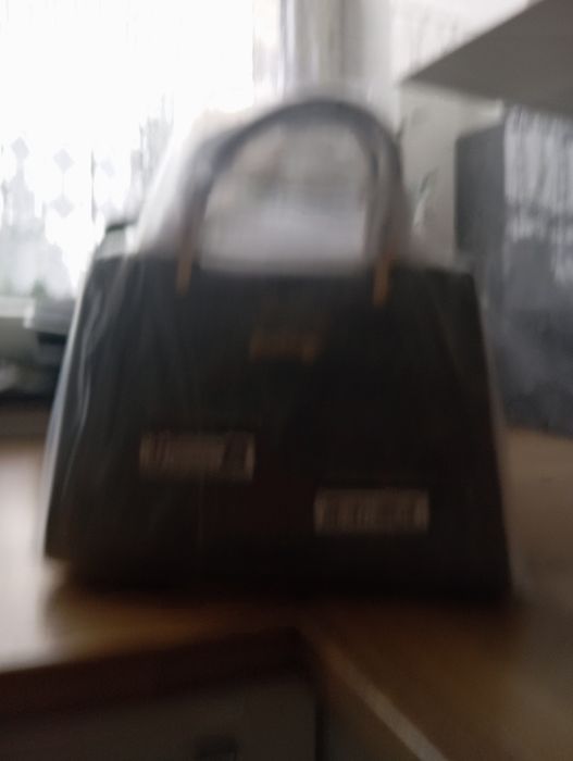 Elegancka torebka z czarnej lakierowanej skóry ze złotymi dodatkami