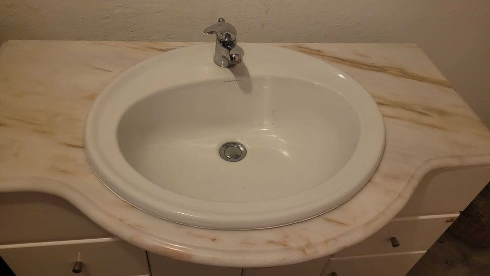 Móvel WC com lavatório e torneira