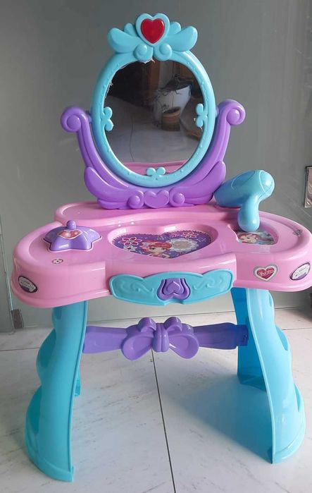 Makeup Table64584701004802120