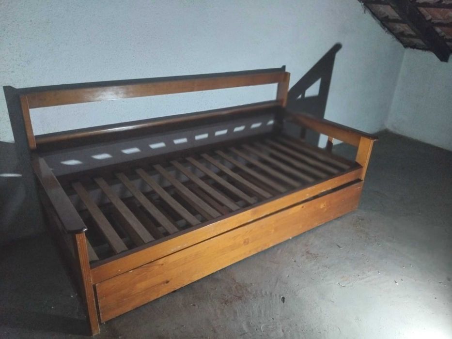 2 Camas de solteiro em madeira