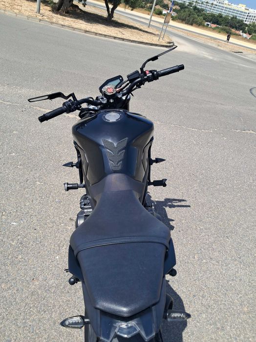 Yamaha MT-09 Preta/Dourada