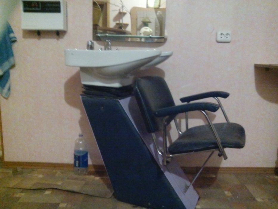 Продам недорого мебель для салона (мойка, место модельера и маникюра)