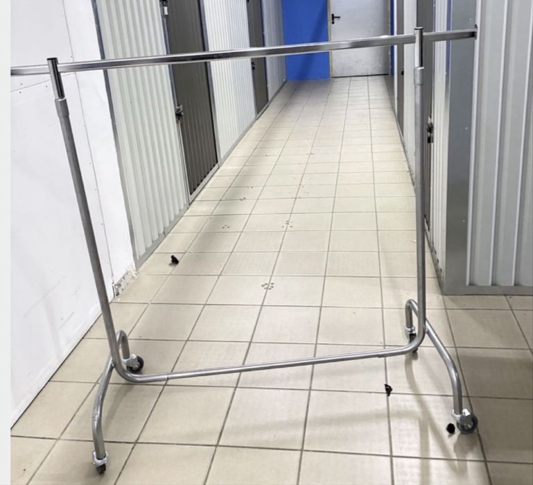 Wieszak na kółkach stojak