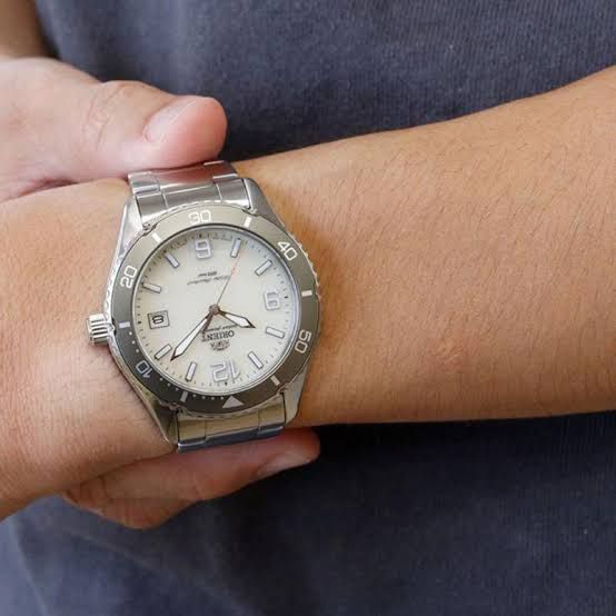 Orient Kamasu SOLAR RA-WJ0003S (39.9 mm) 200 m. WR, safira