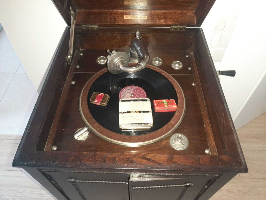 Sprzedam oryginalny gramofon na korbkę.