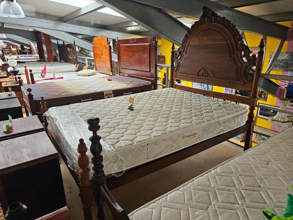 Cama em madeira maciça com estrado e colchão - Muito