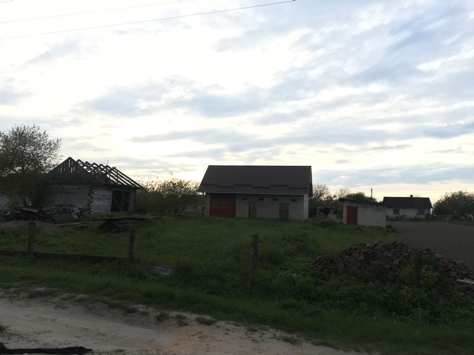 Земельна ділянка з нежитловими будівлями