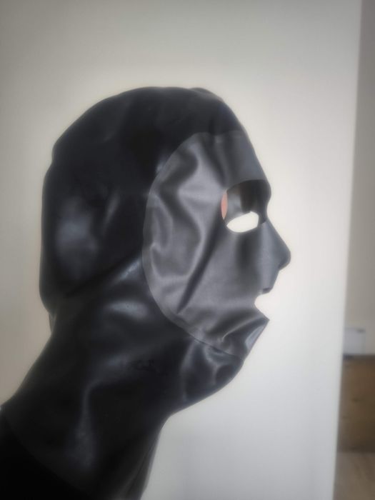Maska latex czarna L