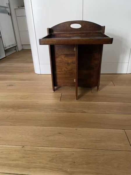 Gazetownik z podstawką