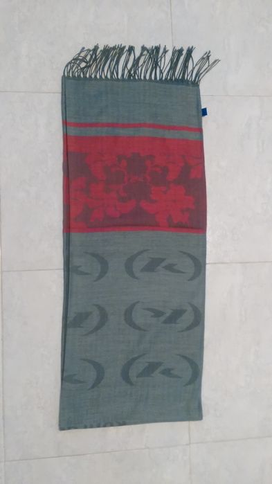 Écharpe / Pashmina de cor cinzenta e rosa, com franjas - Nova